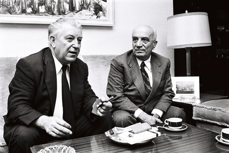 Fotografie 1: EP President Georges SPENALE (L) during a meeting in the margins of the plenary session in Luxembourg, 5-9 July 1976.