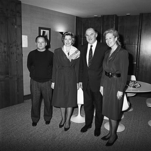 Fotografija 2: EP President receives guests in Strasbourg in December 1988