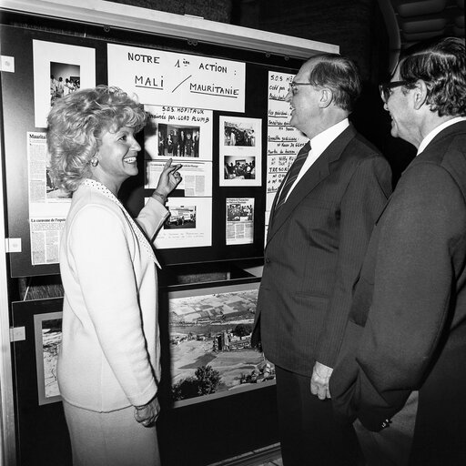 Nicole PERY shows an exhibition to Lord Henry PLUMB - EP President abour the first humanitarian accion of the European Parliament