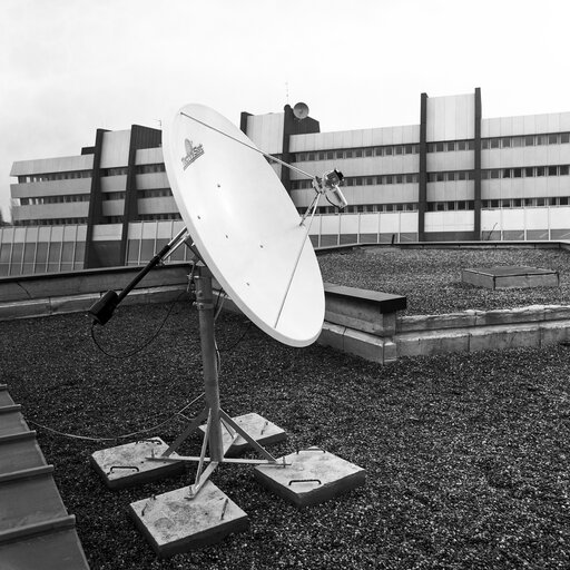 Foto 3: Satellite transmission antenna on the roof of the EP in Strasbourg in December 1988