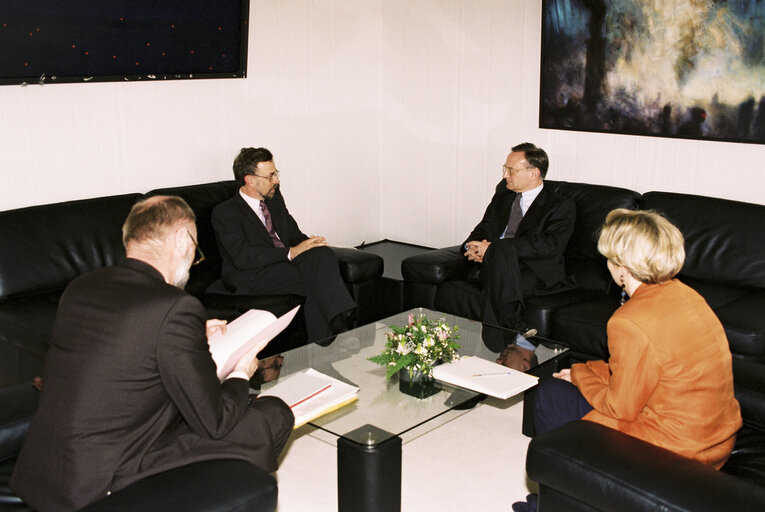 Nuotrauka 1: EP President - Klaus HANSCH meets with MEP Tony A. CUNNINGHAM