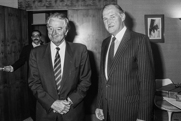 Foto 1: Lord Henry PLUMB - EP President receives a guest at the European Parliament