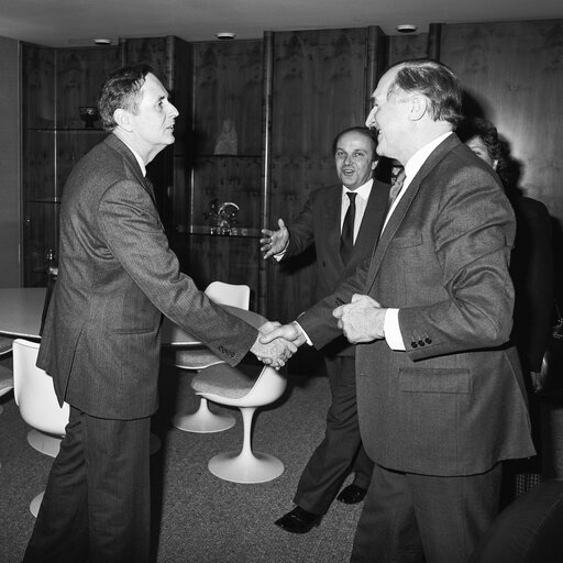 EP President and MEP Richard J. SIMMONDS with a group of visitors from the Isle of Wight in December 1988