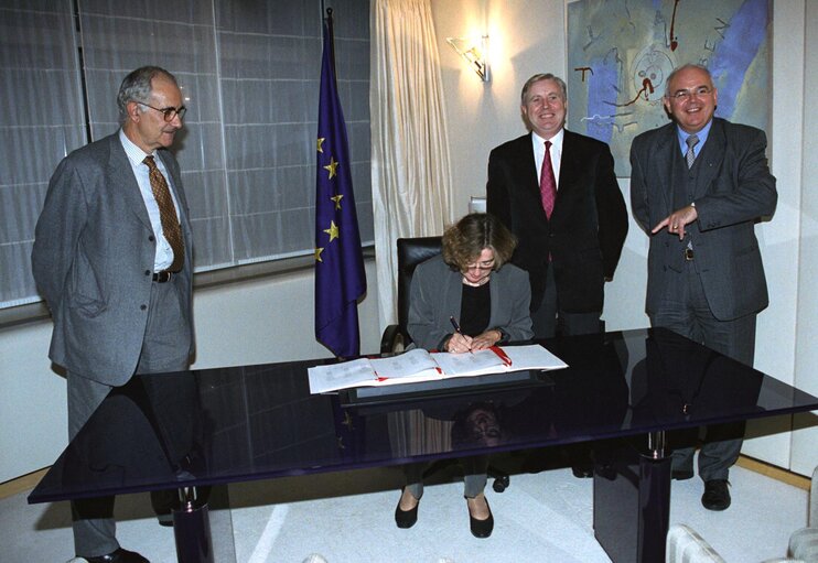 Foto 1: Signature of the Agreement on the Solidarity Fund in Brussels