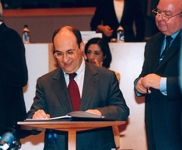 Fotografija 2: Last meeting of the European Convention on the Future of Europe - Signature of the final declaration