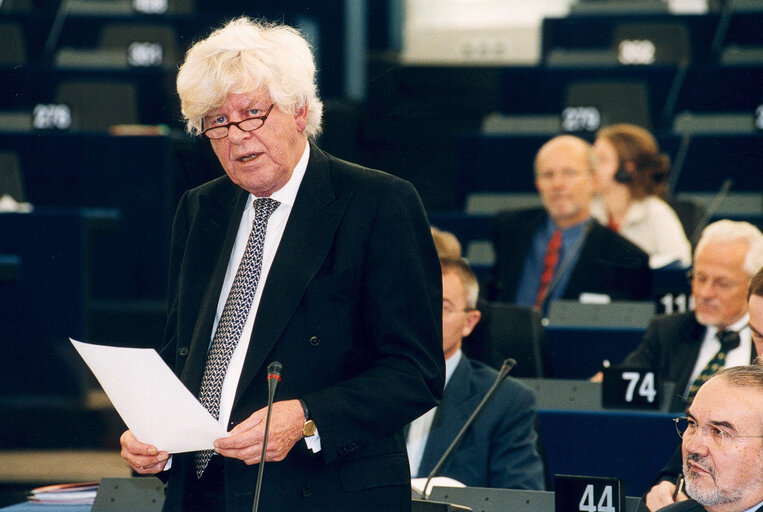 Φωτογραφία 1: Wim DUISENBERG, President of the European Central Bank, presents the ECB 2002 yearly report at a plenary session in Strasbourg