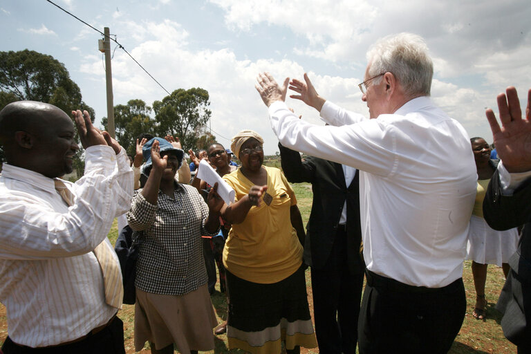 Foto 10: Hans-Gert POETTERING, EP President, makes an official visit to South Africa - EP President  waves goodbye as he leaves the Enthogen water project in Evaton