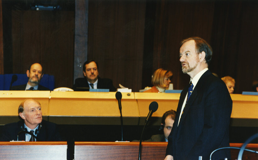 Foto 1: The Foreign Secretary of the UK addresses the EP in Strasbourg.