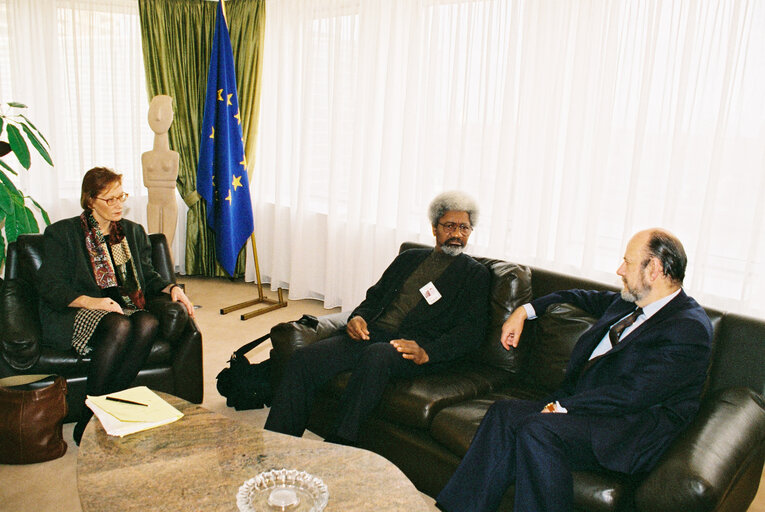 Foto 1: EP President meets with Nobel Prize winning writer Wole SOYINKA