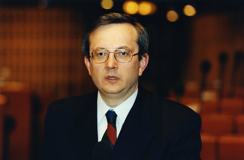 Снимка 1: Michl EBNER in plenary session in Brussels.