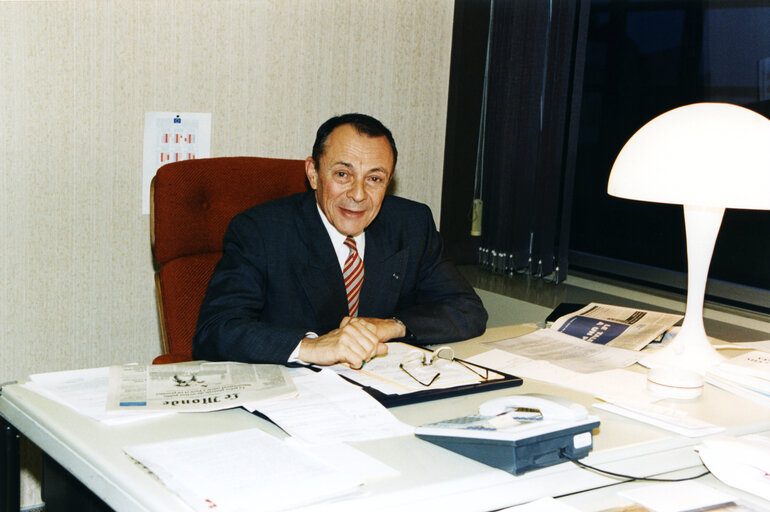 Снимка 1: Michel ROCARD at the EP in Strasbourg.