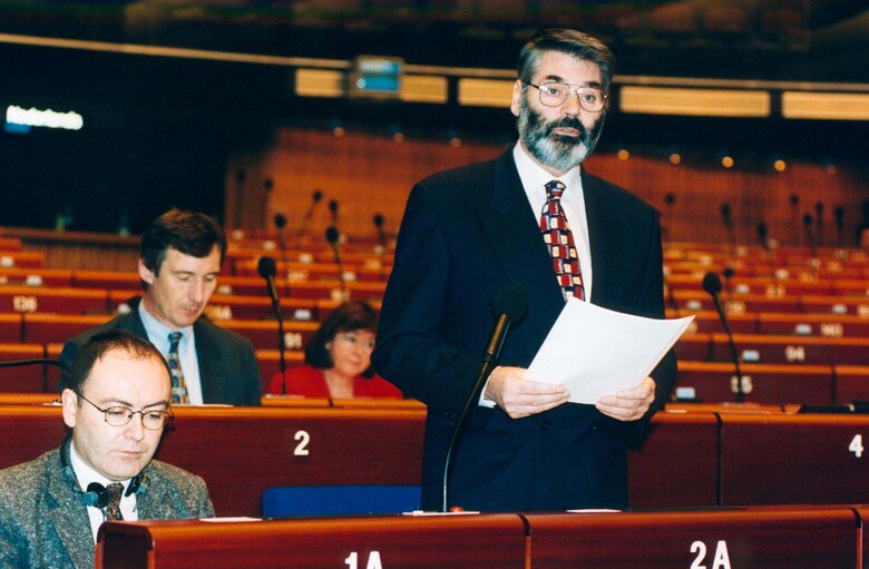 Fotografia 1: Proinsias DE ROSSA in plenary session in Strasbourg.