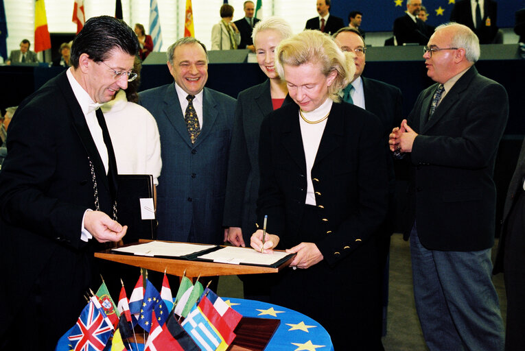 Φωτογραφία 1: Signature of the EU Budget for the year 2000.