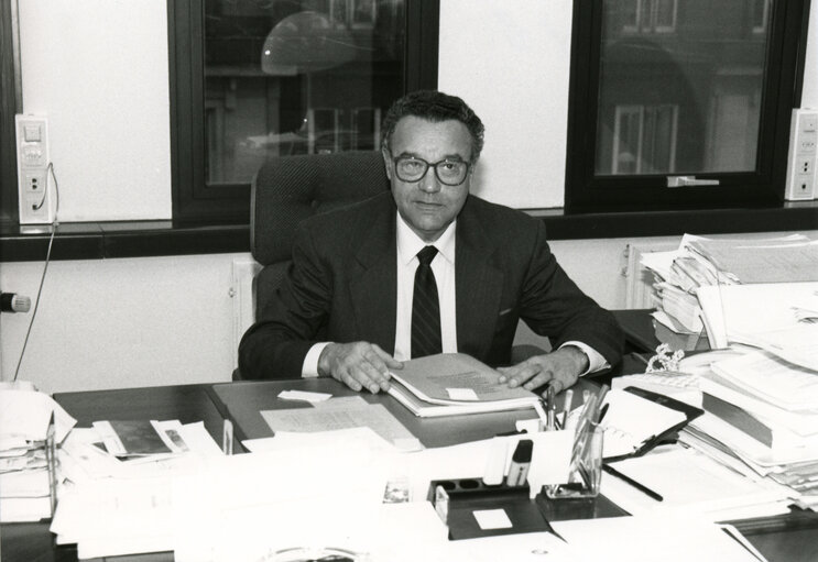 Fotografija 4: Portrait of MEP Joao CRAVINHO in his office