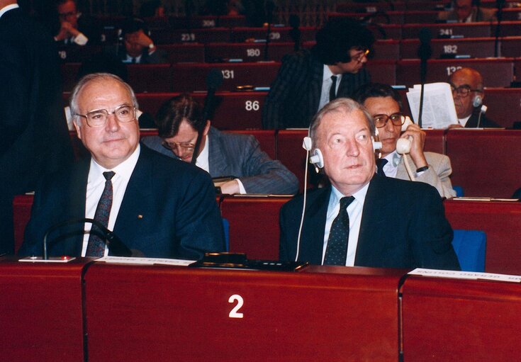 Fotografie 1: Irish Prime Minister Charles HAUGHEY and German Chancellor Helmut KOHL attend a plenary session in Strasbourg in May 1990