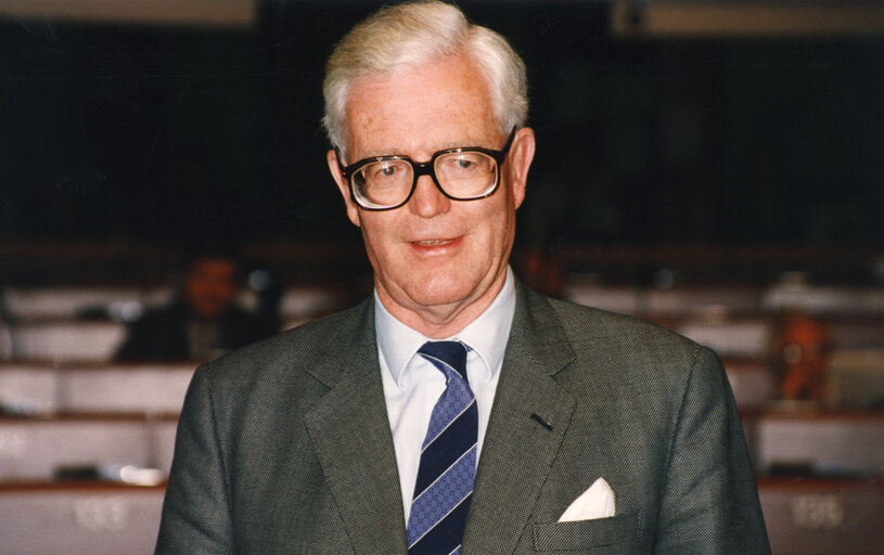 Foto 1: British Foreign Secretary Douglas HURD speaks in plenary session in Strasbourg in 1992