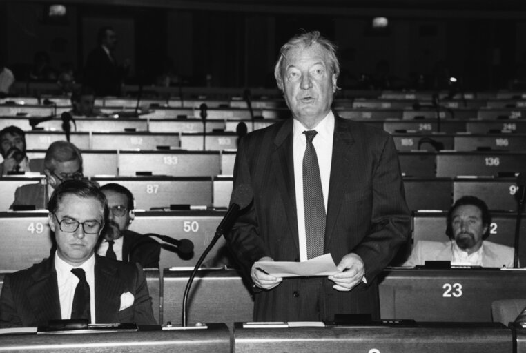 Foto 1: Irish Prime Minister Charles HAUGHEY speaks in plenary session in Sgtrasbourg in July 1990