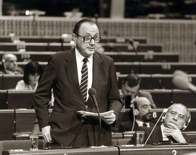 Foto 1: German Foreign Minister Hans-Dietrich GENSCHER speaks in plenary session in October 1982