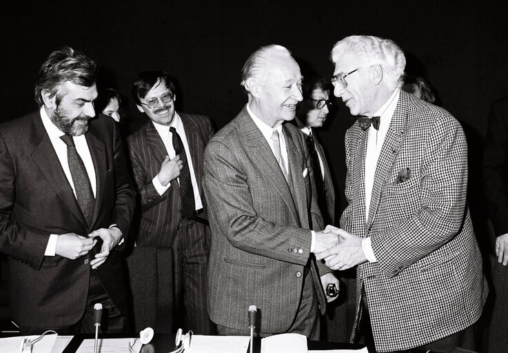 Photo 3 : The 1989 SAKHAROV Prize is awarded to Alexander DUBCEK