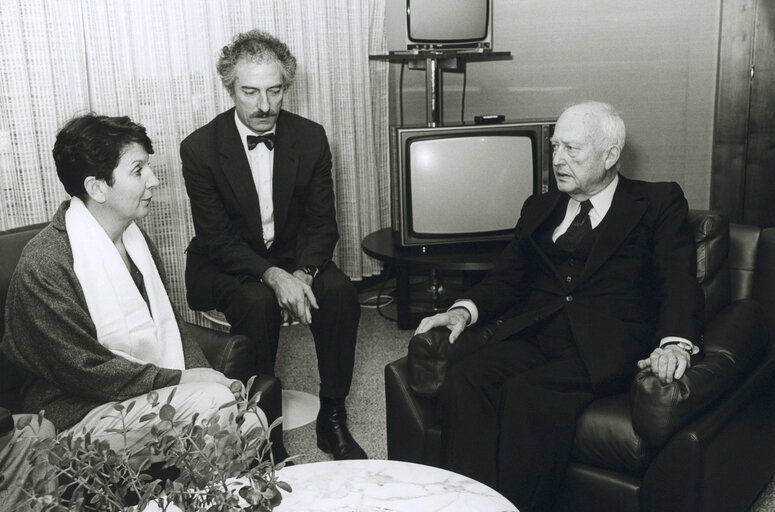 Zdjęcie 1: Mrs KAUFMAN in a meeting at the EP in Brussels.