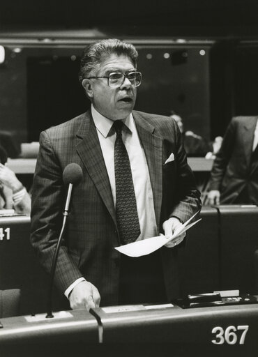 Foto 1: Aristides DIMOPOULOS speaks in plenary session in October 1988