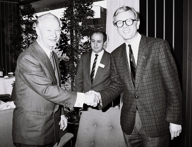 Photo 13: The 1989 SAKHAROV Prize is awarded to Alexander DUBCEK