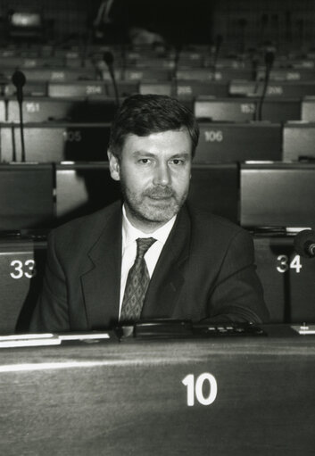 Снимка 1: Portrait of MEP Karel DE GUCHT in the hemicycle in Strasbourg in 1992