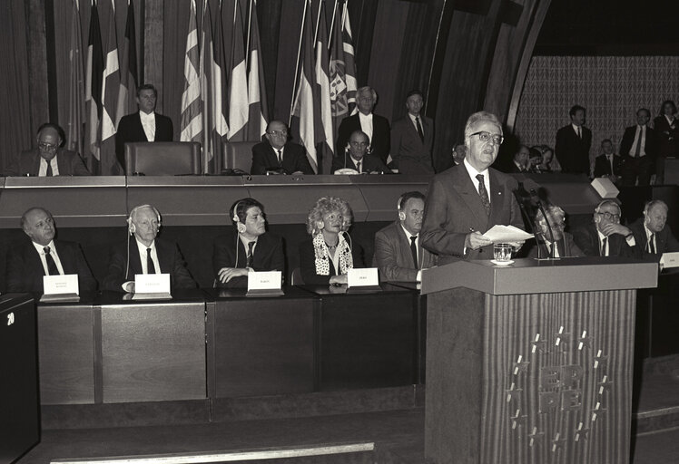 Photo 1: Greek President Christos SARTZETAKIS makes an official visit to the EP in November 1988