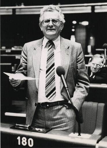 Photo 6 : Karl FUCHS speaks in plenary session in May 1981