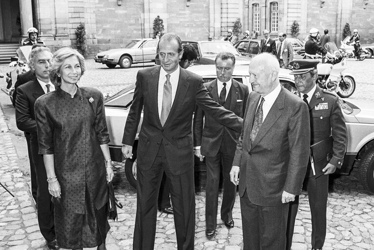 Photo 2 : Visit of King Juan Carlos and Queen Sofia of Spain at the European Parliament in Strasbourg in May 1986. Arrival