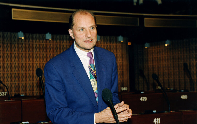 Photo 1: MEP Detlev SAMLAND speaks in plenary session in December 1992