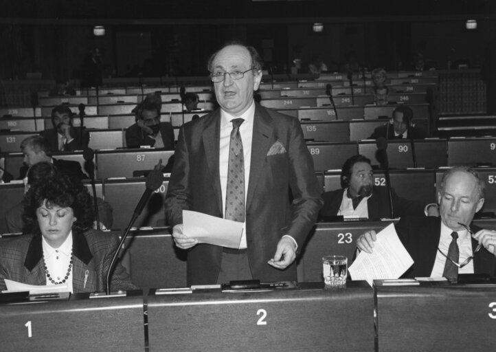 Fotografi 2: Irish Foreign Minister Gerard COLLINS speaks in a plenary session in January 1990