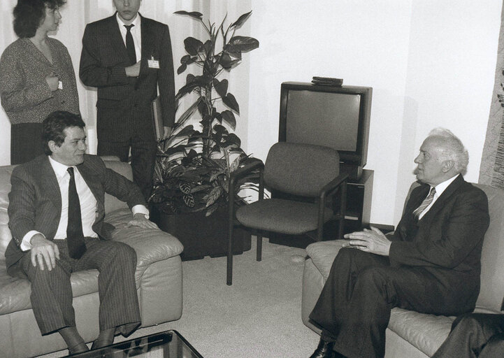 Fotografija 1: Russian Foreign Minister addresses the AFET Committee of the EP in Brussels on December 19, 1989