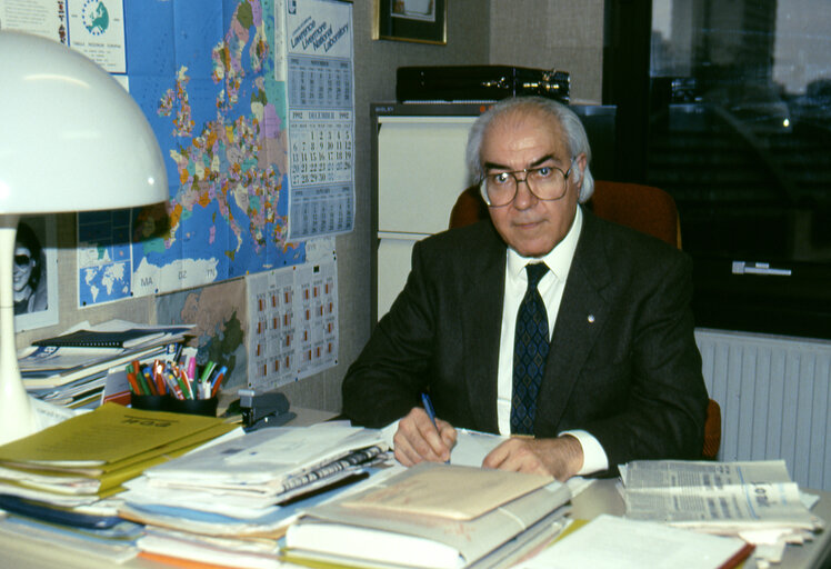 Снимка 1: Portrait of MEP Artur da CUNHA OLIVEIRA in his office in Strasbourg in January 1993