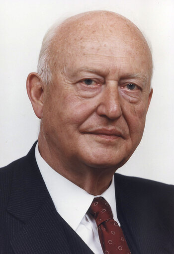 Photo 16: Pierre PFLIMLIN, EP President, in 1984