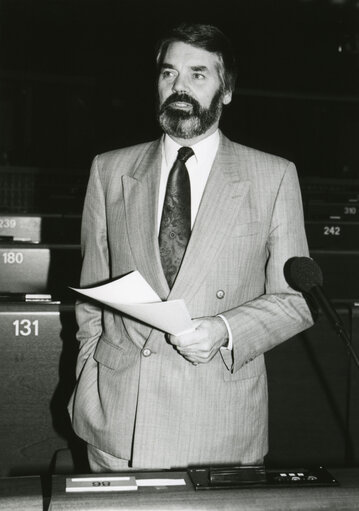 Photo 1 : MEP Proinsias DE ROSSA attends a plenary session in Strasbourg in November 1990