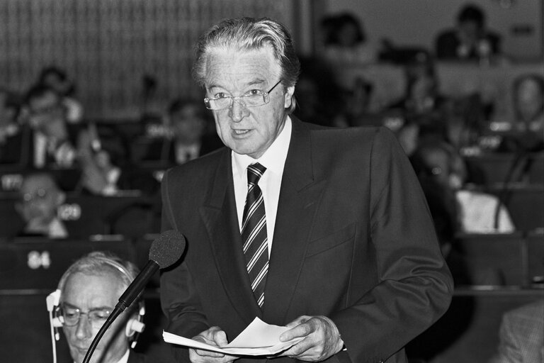 Fotografija 1: The French Minister for Foreign Affairs in plenary session in Strasbourg.