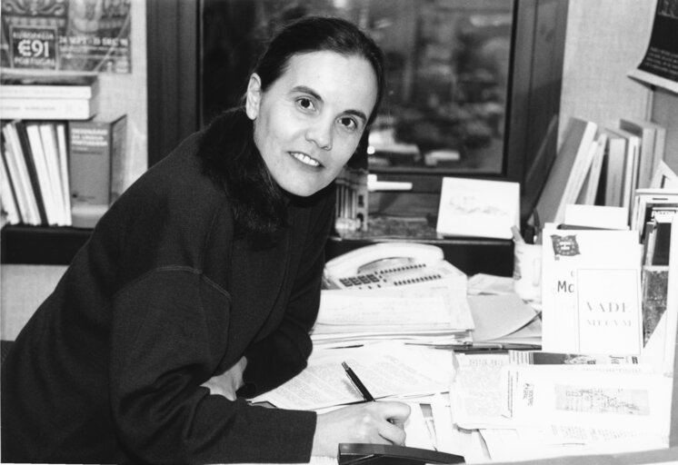 Fotografia 1: Portrait of MEP Amelie Maria SANTOS in her office in Strasbourg in January 1993