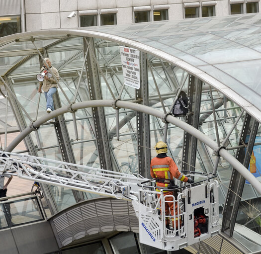 Photo 1 : Firemen in action in front of European Parliament