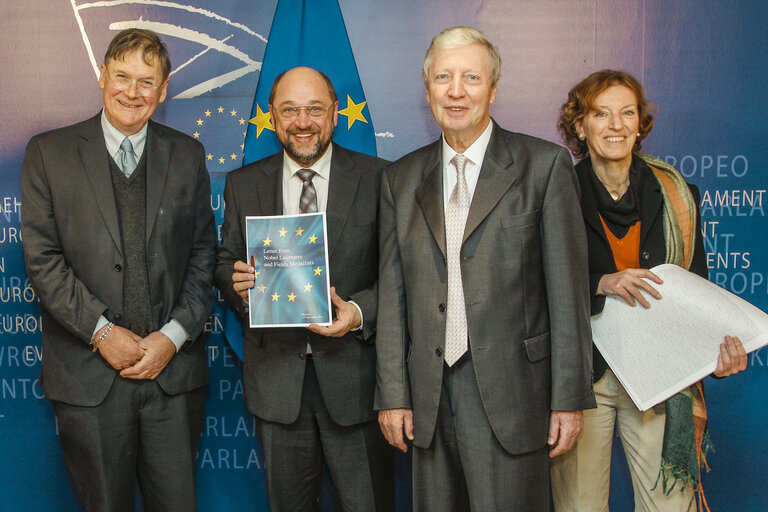 Снимка 1: Martin SCHULZ EP President meets with Sir Tim HUNT, Nobel Laureate in Physiology or Medicine 2011