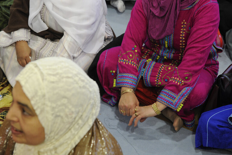 Fotografija 32: Muslims praying in the Strasbourg Mosque