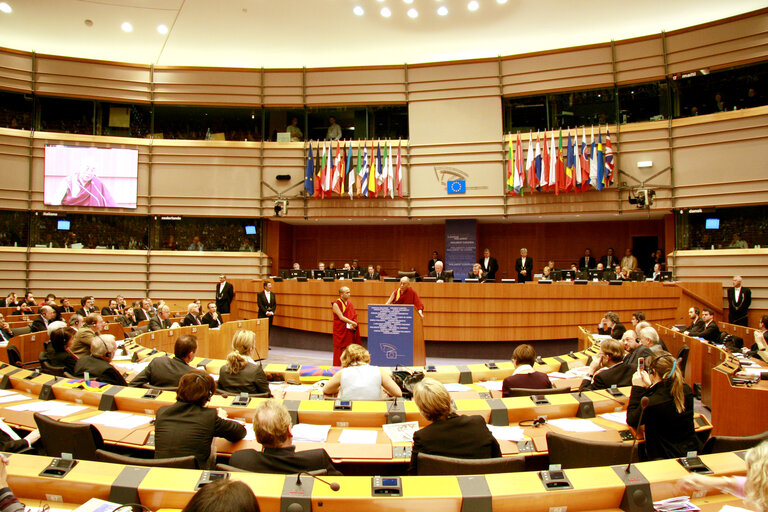 Foto 41: Plenary session in Brussels - His Holiness the XIVth Dalai Lama adresses a formal sitting