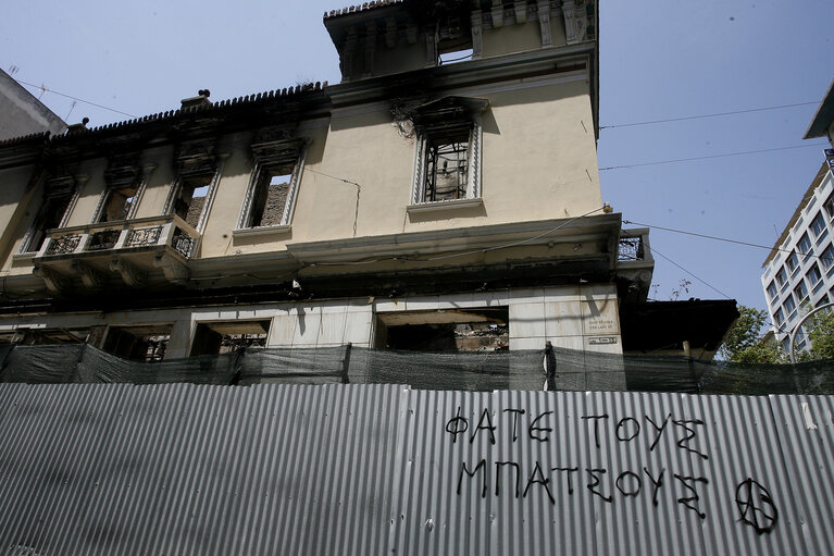 Fotagrafa 4: Cinema and Kosta Boda Shop in Stadiou Avenue