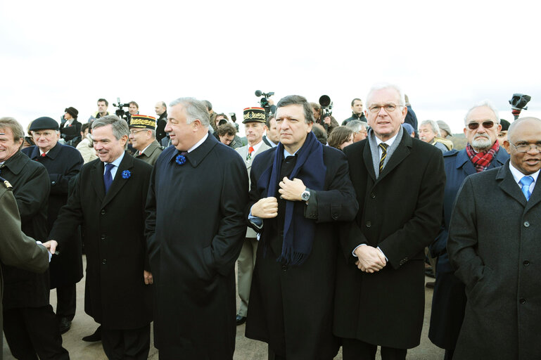 Fotografija 1: French President and his wife, Bundesrat President, EP President, EC President, and other officials attend a commemorative ceremony in a German cemetery in Ville Devant Chaumont, near Verdun