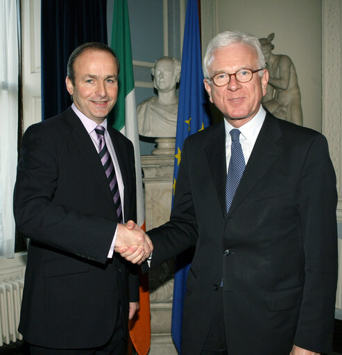 Fotografi 1: Hans-Gert POETTERING, EP President, makes an official visit in Ireland - EP President is greeted at Iveagh House in Dublin by Irish Foreign Affairs Minister Michael Martin