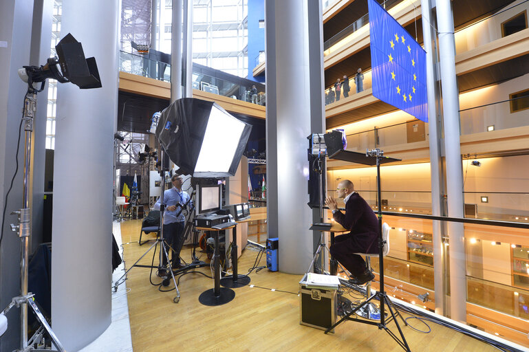 Photo 16: Stand up Position 1 at the Lobby set in Strasbourg