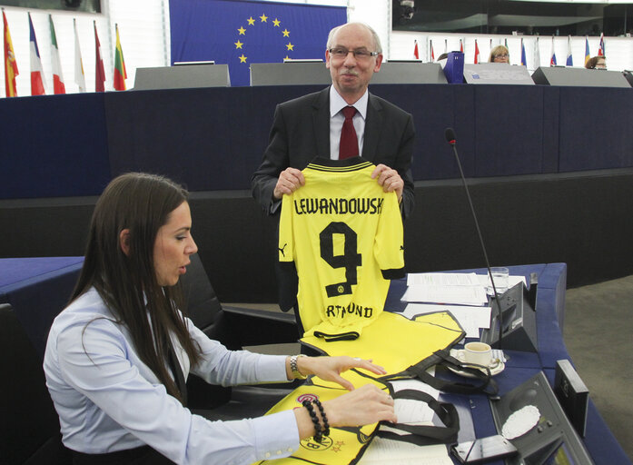 Foto 1: Handover Dortmund football team jersey