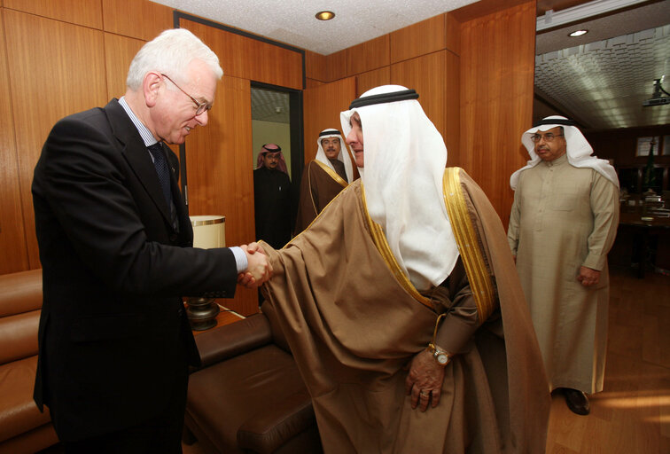 Hans-Gert POETTERING, EP President, makes an official visit in Saudi Arabia - EP President with Shurah Chariman Dr. Abdulaziz Al Mana at the Shura in Riyadh