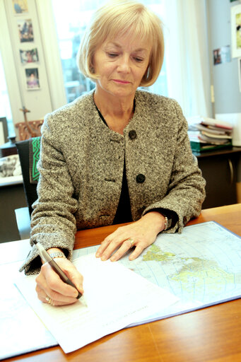 Fotogrāfija 4: MEP Glenys KINNOCK signs a petition in support to Adela Mahoro Mugabo