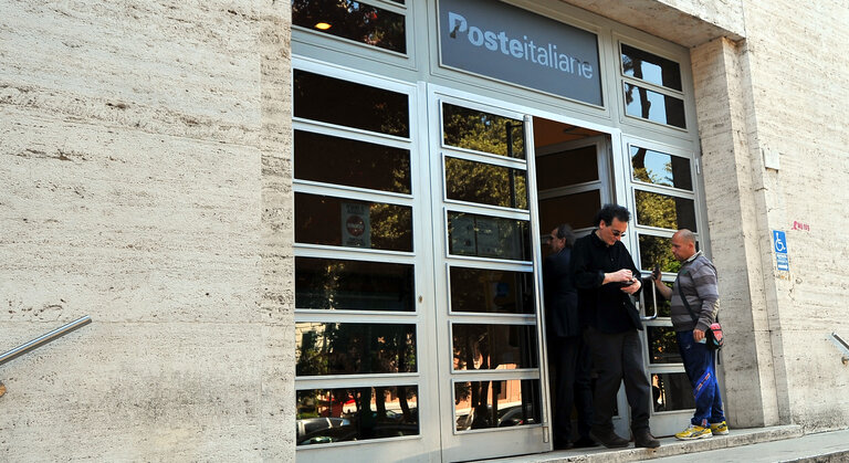 Снимка 2: A man leaves at the office of 'Poste Italiane' in Rome